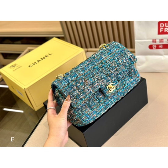 On October 13, 2023, 215 comes with a foldable box size: 25cm. Chanel's new woolen woolen cloth is so beautiful. Mrs. and Mrs. CF are so beautiful that a bag in my heart feels like it's mine at first glance! [bared teeth] [bared teeth] [bared teeth]