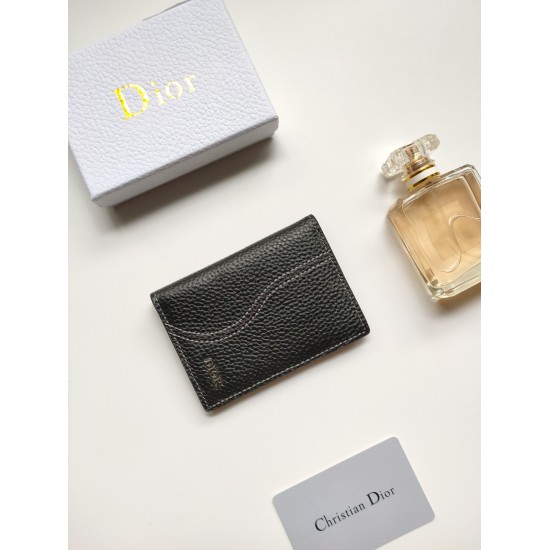 The newly launched double fold clip in the autumn of 2023, July 14, 2023, is an elegant accessory that showcases Dior's exquisite craftsmanship. This clip is meticulously crafted with black fine grained cow leather inlaid with contrasting stitching, highl