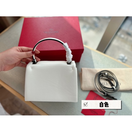 2023.11.10 210 box size: 19 * 15cm Valentino new product! Who can refuse soft fufu white bags, spring and summer small dresses with various flowers~It's completely okay~