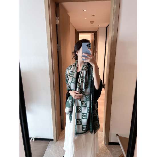2023.10.05 28 Autumn and Winter New Cut Cotton Gradient Style Soft and Delicate Hand Feel ❤️ Chanel's latest sheep scarf, this one is worth collecting and comes in a variety of materials. It is made of 100% cashmere and has no discomfort at all. All the y