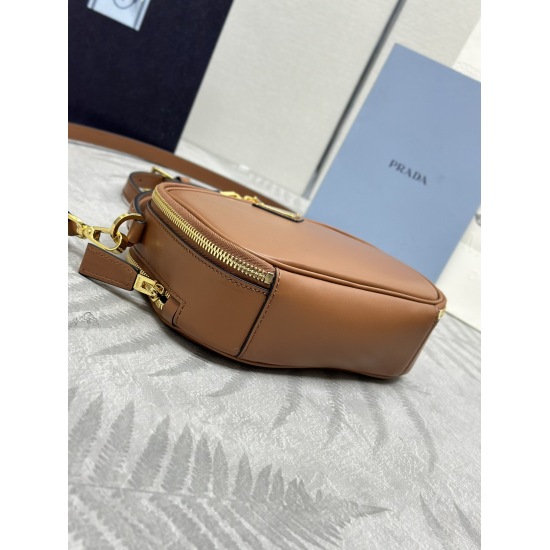 On March 12, 2024, the original 830 special grade 950 new 1BH203 mini handbag is made of calf leather and inner sheepskin to inject vitality. Featuring a multifunctional structured design, it can be carried by hand or with detachable shoulder straps, pair