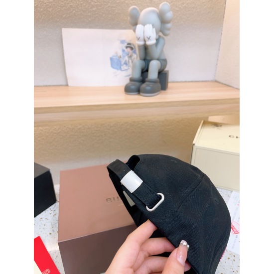 P160 on November 17, 2023. The new Burberry baseball cap is completely customized in shape. Different from the market version, the size and texture of the circles are all restored. The hardware adjustment buckle is customized with a logo label. Customized