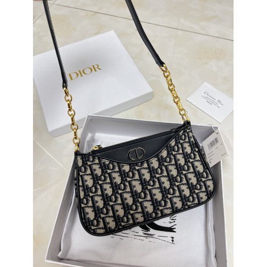 On July 10, 2023, Dior Home/hobo Avenue's three in one underarm bag is the latest and most beautiful one in autumn and winter. The underarm bag is exquisite and has two card bags inside, which can also be taken out and used separately ❤ Size 21cm/matching