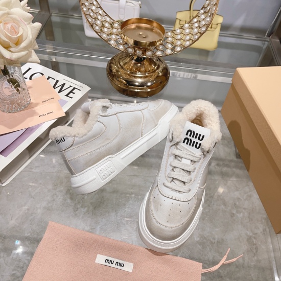 2024.01.05 300 Miao Family Autumn and Winter New Autumn and Winter Versatile Sports and Casual Shoes Featuring the Latest Old White Shoes, New and Retro, Sometimes Fashionable, and Beautiful on Feet. The official website is promoting a simple grid design 