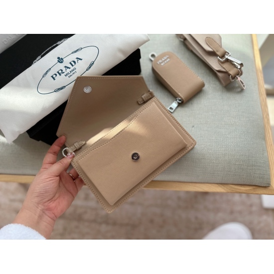 2023.11.06 200 box size: 20 * 13.5cm Prada envelope pack in three! ⚠️ The quality is super good!! A large bag similar to a dumpling bag, combined with a small bag and a wide shoulder strap, instantly created N matching methods in my mind, which is very ve