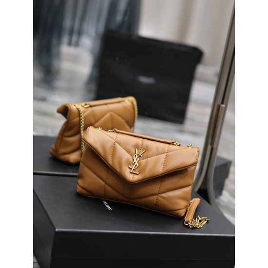 20231128 batch: 650 caramel colored gold buckle double chain Loulou Puffer mini_ Mini size double chain bag is here! The whole bag is made of soft Italian sheepskin, paired with Y family diagonal stripe stitching technology. It has a soft texture front fl