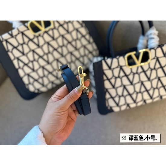 2023.11.10 215 155 box size: 28 * 18cm (small) 35 * 22cm (large) Valentino new product! Who can refuse it? The 23ss new model has no problem with anything~
