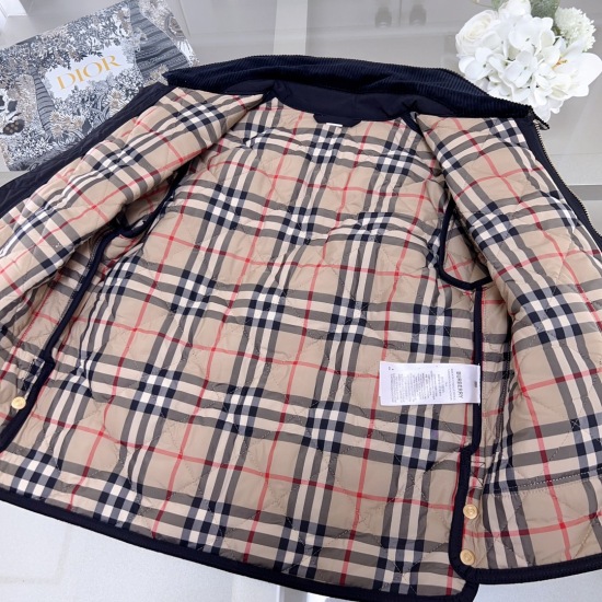 20240402 100-160cm Full size 158m Most Versatile and Unscrupulous Color~Autumn and Winter, put on a T-shirt with this coat and you can go out directly. Classic cotton jacket from B family, with a flip collar diamond pattern design, one of the must-have it