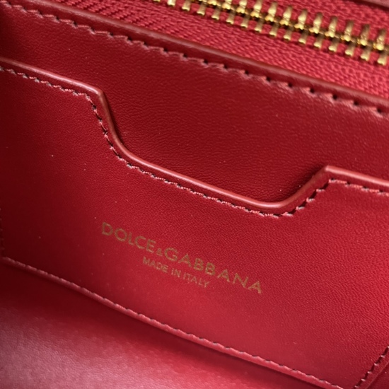 20240319 batch 520 with box, Dolce&Gabbana new simple and fashionable, the most crossbody bag is made of imported raw materials. The front is decorated with resin bottom, plated with real gold DG logo, and the front flip cover is fixed with hidden magneti