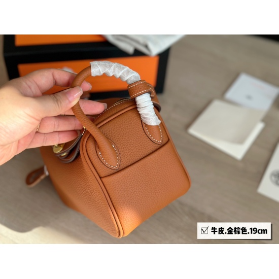 2023.10.29 265 comes with a complete packaging size of 19 * 13cm ⚠️ Head layer cowhide! H mini Lindy: Cross arm handle! A safe and cute little one!