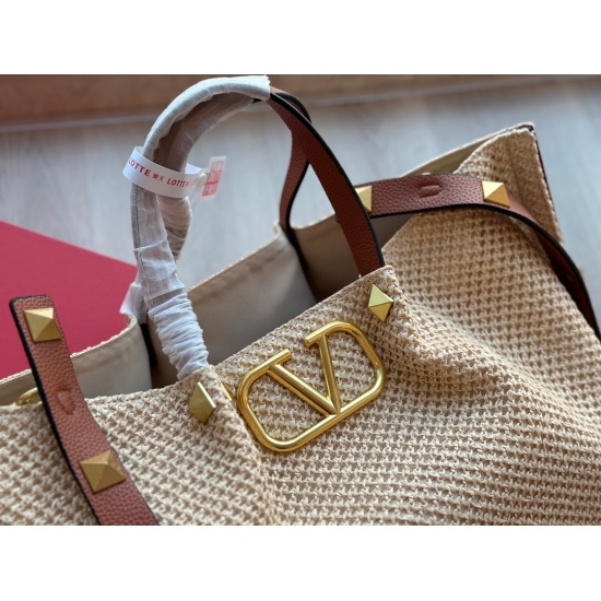 2023.11.10 225 Boxless size: 38 * 22cm Valentino/Straw woven bag. Don't you still have such a beautiful straw woven bag in summer? 100% Perfect for Vacation~Watching the Sea, Watching the Sea, Watching the Sea