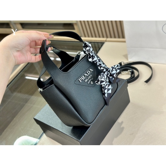 2023.11.06 210 box size: 19.16cm Prada popular online shopping basket Prada shopping bag is portable and can be carried across the body