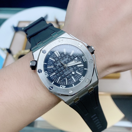 20240408, with a large actual price and favorable sales volume: 350. The Abbe AP Royal Oak 15400 series, as the most basic model of the Royal Oak series, has no special functions. It only has three needles and a date display equipped with fully automatic 