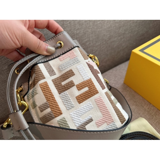 2023.10.26 200 Box Size: 12.5 * 18cm Popular Essential Item Fendi Bucket Bag High Quality Original Details Hardware Configuration ✅ Long shoulder straps! Fendi vintage mini bucket bag that completely doesn't pick and match! Capacity and appearance are all
