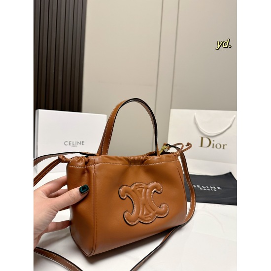 2023.10.30 P215 (Folding Box) size: 2216CELINE New Tote Tote Bag with a wide and upright shape, drawstring design~caramel color ➕ Pure black is very versatile! Integrating lazy, casual, beautiful, and practical features, the concave shape is a good thing 