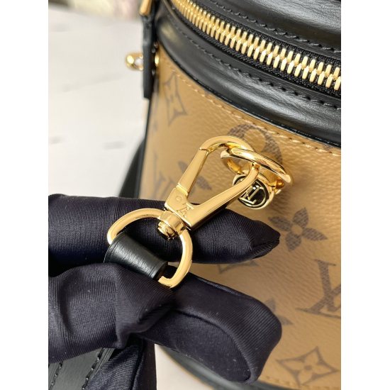 20231125 P600 [Top level external independent home shooting] The M43986 Yellow Flower VANITY handbag draws inspiration from the long-standing LV Cannes makeup box design and women's art director Nicolas Ghesquire. This semi hard handbag reproduces the cla