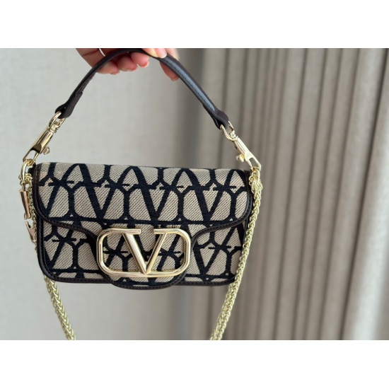 On November 10, 2023, with a box size of 20 * 12cm, Valentino Versatile Loco Stick Bag comes with various floral dresses for spring and summer, all of which are perfect. With a handbag, handbag, underarm bag, and crossbody bag, a single Loco can completel