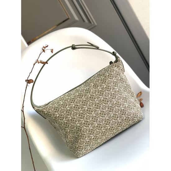 20240325 P73010231 Large Lunch Box Bag Shipment [Strong]~Cubi Anagram Underarm Bag is made of imported cowhide and jacquard canvas, decorated with repeated Anagram pattern shoulder straps or adjustable shoulder straps for both hands and hands. Zipper clos