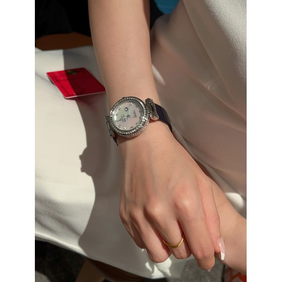 20240417 350 New Omega Butterfly Series Watch # The case is made of precision steel and Swarovski real diamonds. The dial adopts vertical wire drawing technology, and the bezel uses 2 * 2 square stone Swarovski diamonds. The side of the case is adorned wi