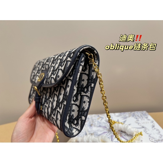 2023.10.07 P180 folding box ⚠️ Size 21.11 Dior Chain Envelope Bag Bobby Series Woc Chain Bag Classic Oblique is crafted with classic Oblique vintage fabric and features a signature letter buckle, which is both fashionable and elegant. The bag is designed 
