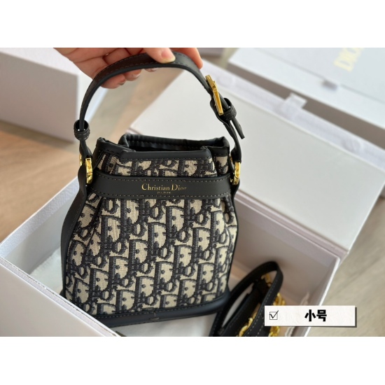 255 box size: 17 * 18cm D Home Dior is a hot new CestDior Bag. The cool and sweet bucket bag looks great when you carry it when you go out