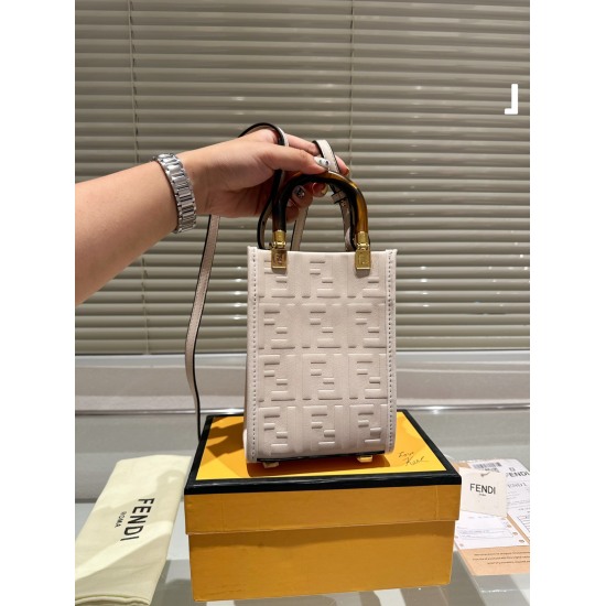 2023.10.26 P195 folding box ⚠️ The size 13.17 Fendi Fendi score bag should not be underestimated, with a retro style full of elegance and fashion coexisting