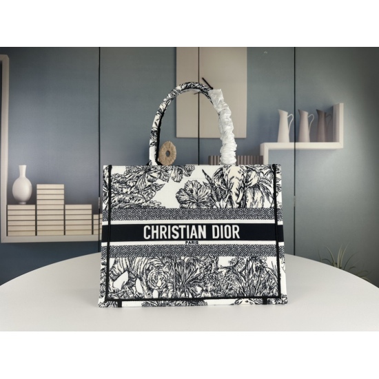 July 10, 2023, BookDior Counter New Shopping Bag! Counter synchronization update! Star limited edition with the same model! Super stylish! High quality imported fabric! There is no pressure to enter or exit the counter at will! Super large capacity for ou