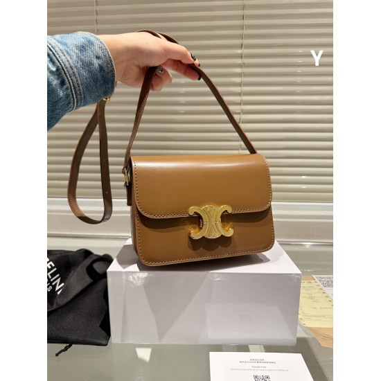 2023.10.30 Box Cowhide P230 | Celine Box Triumphal Arch Box Tofu Bag Celine Box Tofu Bag Triumphal Arch Series Highly Recommended! Triomphe is the best-selling feature for those who pursue practicality and love Celine. This bag has been designed for the c
