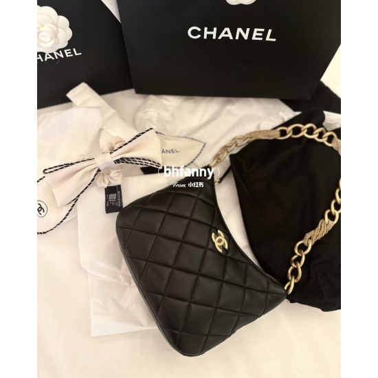 P1040 ✅  CHANEL 23A Hobo Underarm Bag 23A Advanced Handicraft Workshop Series Hobo This chain is truly stunning, with a strong sense of craftsmanship and a black and gold color scheme ➕ Diamond pattern, soft sheepskin, needless to say, too classic! The ne