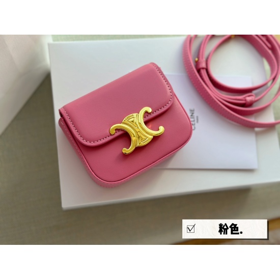 2023.10.30 195 matching box (upgraded version) size: 11 * 10cm Celin mini triumphal arch can definitely rank the first in terms of goods quantity of mini bags~basically, the lip glaze and powder earphones that go out can also be thought of as cute~