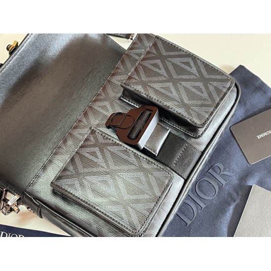 This Dior Hit the Road handbag, paired with shoulder straps, is a new addition to the 20231126 P660 top-level original, blending modern style with Dior's high order spirit. Crafted with gray CD Diamond patterned canvas and smooth cowhide leather, featurin