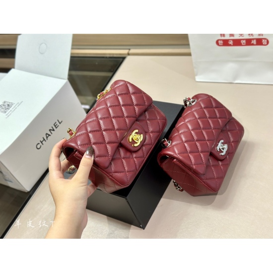 On October 13, 2023, 210 comes with a foldable box and an airplane box size of 17.13cm. Chanel's classic square fat man is the best and most worthy square fat man of the season. He must have a must-have style