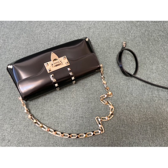 20240316 P1050 (Valentino) new GARAVANI ROCKSTUD calf leather handbag. 0002, portable chains and trims are adorned with iconic rivets. Thanks to the extendable shoulder straps, this bag can be carried on both shoulders and by hand- Platinum plated rivets 