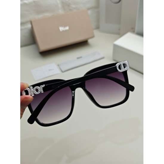 220240401 P95 DIOR Dior 2024 Square D Asymmetric Letter Design with Small Broken Diamonds Filled with Classic and Timeless Square Stars, Fashionable and Popular