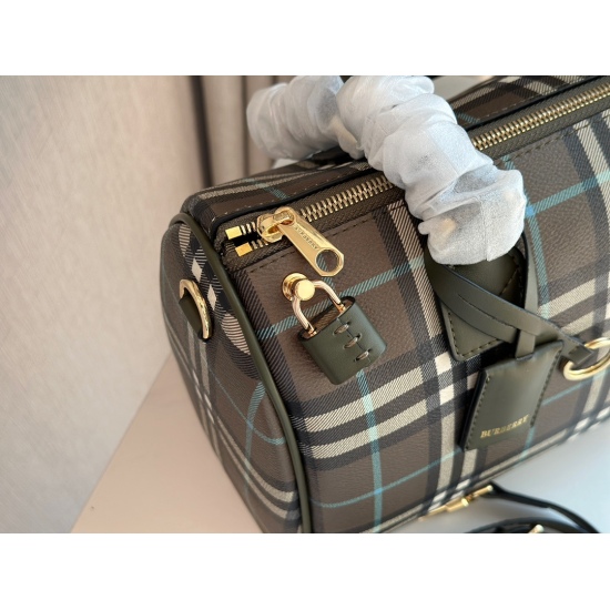 2023.11.17 230 no box size: 30 * 22cmBur new product large pillow bag new color new grid olive green is very high-end... commuting is very high-end