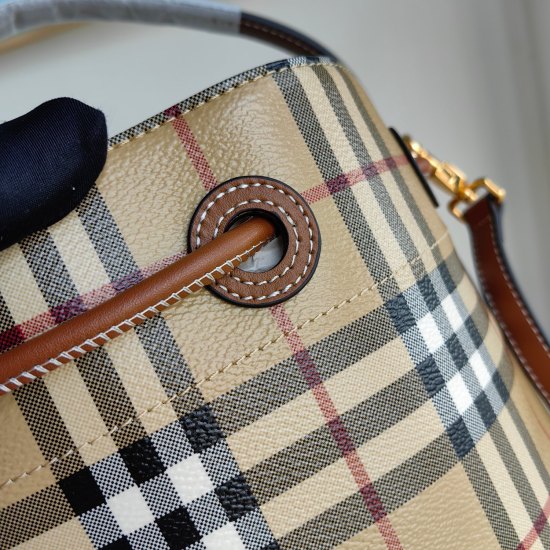 2024.03.09p700 B Home Small Drawstring Bucket Bag, decorated with Burberry plaid, paired with Italian tanned leather trim and TB exclusive logo. 16 x 26 x 26cm. Detachable and adjustable diagonal strap. 1 internal pocket. Adjustable drawstring opening and