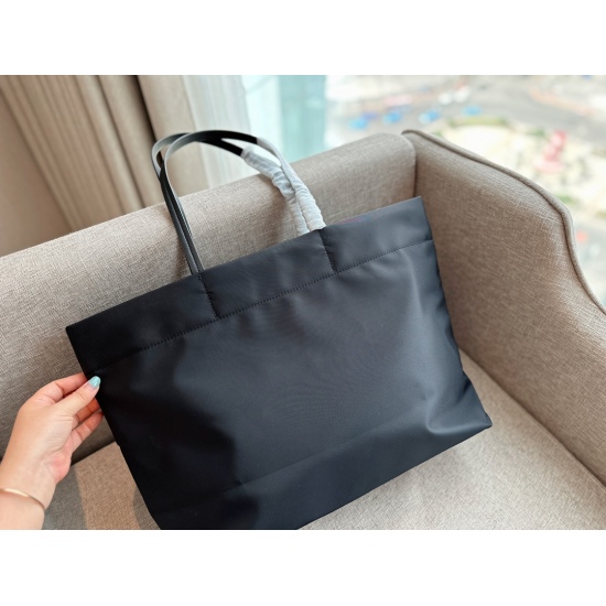 2023.09.03 165 No Box (Reprint) Size: 40 * 35cmprad Tote Bag (Shopping Bag:) Special nylon fabric! Lightweight! Comfortable! Extremely practical! Another timeless shopping bag:
