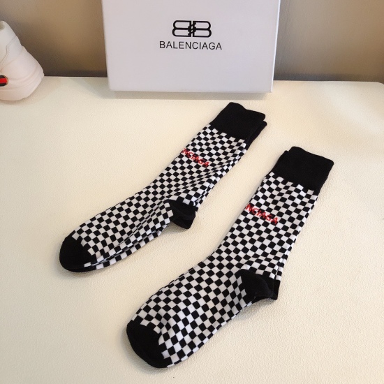 2024.01.22 Balenciaga Classic Medium Cap Socks ❗ Pure cotton material, soft and comfortable on the feet, selected colors paired with the classic logo of Paris Saint Germain, synchronized socks in the counter ❗ Famous brands on the street, essential for tr