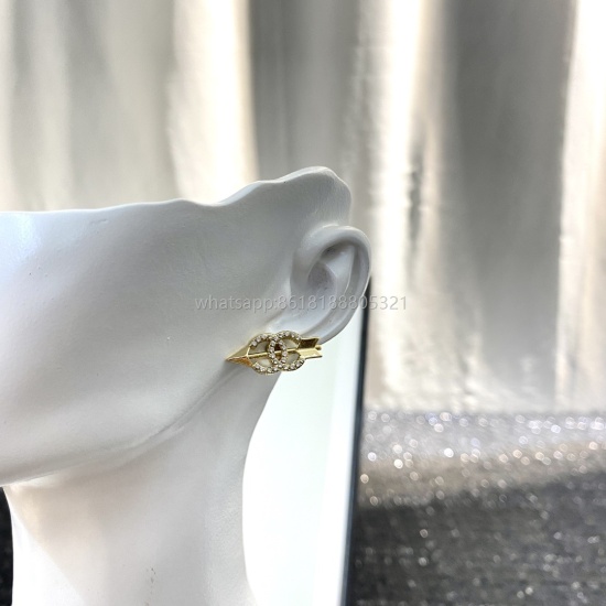On July 23, 2023, Xiangjia's best-selling new earrings were launched ❣ Exclusive high-end quality live photos ‼️ It's not a typical commodity in the market, but it has no dead corners. The Xiangjia logo is simple and generous, and every detail is flawless