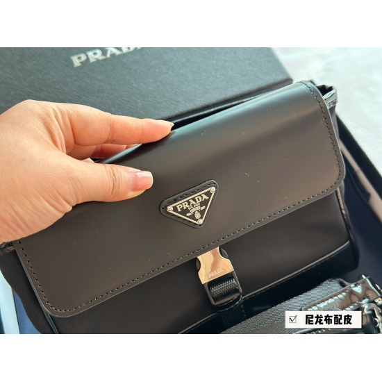 2023.09.03 195 box (upgraded version) size: 20 * 16cmprad men/women mobile phone bag The size is just right! Original nylon material! Waterproof and wear-resistant