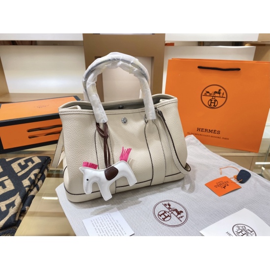 On October 29, 2023, the P250 Hermes Garden Party Garden Bag features imported calf leather that is soft, has a large capacity, and a simple design. The bag also comes with an inner liner! The garden bag has a simple design and is often low-key in gray, w