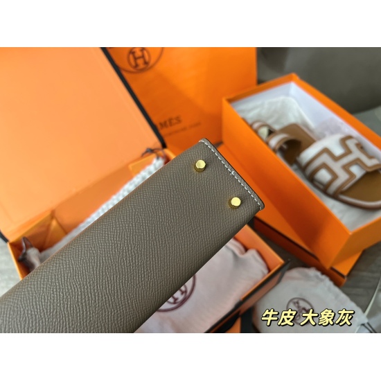 2023.10.29 240 box size: 19 * 12.5cmH Herm è s Kellymini second-generation real wife looks good, although the capacity is a bit small ⚠ Put down your phone and pretend to be cute! ⚠ The cross patterned cowhide bag is particularly textured!