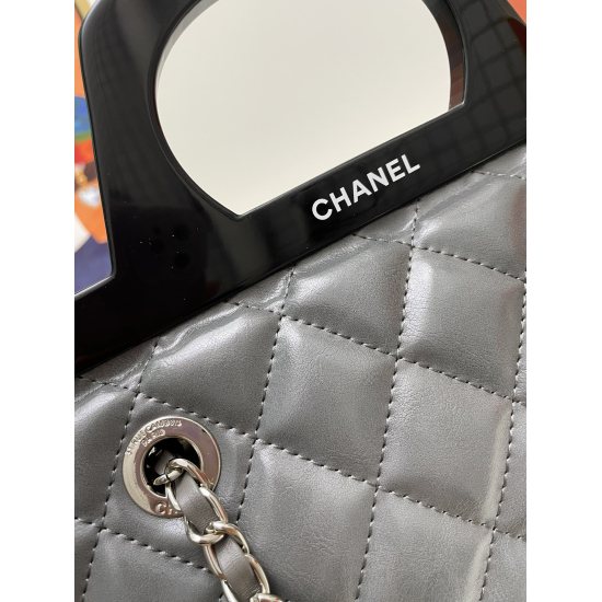 On July 10, 2023, Chane Mid Ancient CF Portable Flap Bag! The soft and glutinous top layer of cowhide paired with silver hardware is definitely exquisite, unique and unique! It feels like carrying an antique bag with a story and going out with a unique st