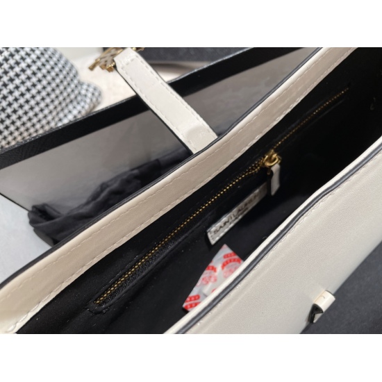 2023.10.18 P195 Aircraft Box Saint Laurent Underarm Bag yyds! Versatile, simple, and high-end like! Xu Lu's style is a bit sweet and cool! Size 26.14