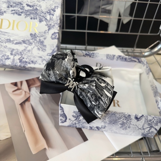 220240401 P55 comes with a packaging box, Dior D's new grab clip, fashionable and versatile! Simple and practical essential item for ladies