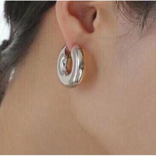 July 23, 2023 ❤️ Z printed BOTTEGA VRNETA Baodiejia earrings are elegant, elegant, and meticulously designed with carving, which greatly embellishes the face shape, youthful and energetic. At first glance, they are attracted by this very beautiful color c