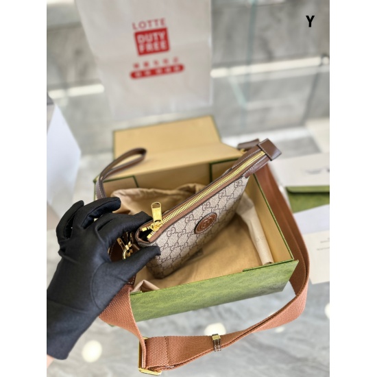 On October 3, 2023, the new gucci bag p180 fell in love with the new gucci bag at first glance. It is not large in size, has a large capacity, and can be carried in various ways, making it look good 18cm