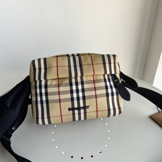 On March 9, 2024, the original P530 was decorated with Burberry plaid patterns and paired with a strap embellished with the brand logo jacquard. Adjustable diagonal strap with 3 slots and 1 zippered outer pocket; 1 external pocket with magnetic buckle, zi