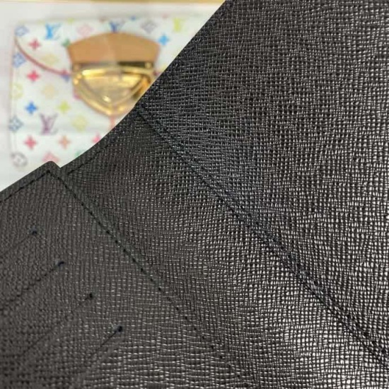 20230908 Louis Vuitton] Top of the line exclusive background M64596 Cross pattern size: 10.0 x 14.0 x 2.5 cm, a modern traveler's favorite accessory. This coated canvas passport case combines fashion and practicality. Equipped with four credit card slots 