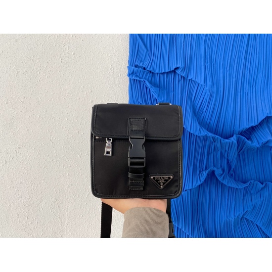 2023.11.06 P145 Prada Men's Canvas One Shoulder Crossbody Bag The Messenger Bag features exquisite inlay craftsmanship, classic and versatile physical photography, original factory fabric, high-end quality delivery, small ticket dust bag 19 x 18 cm.
